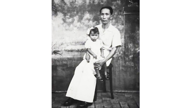 Chân dung của lao tù Trần Tử Yến do nhà báo Pierre Michelon cùng con gái nuôi Mazy, người sẽ trở thành nhân vật chính trong bộ phim tài liệu dài về các lao tù do Michelon thực hiện năm 2019. 162.jpg
