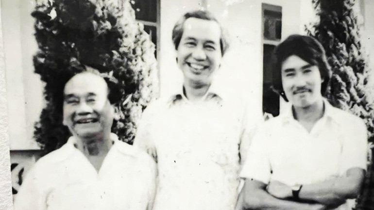 Từ trái qua: Nhà thơ Xuân Diệu, nhà văn Đào Vũ và phóng viên báo Văn nghệ Thế Hùng năm 1987. Ảnh tư liệu trong sách 122.jpg