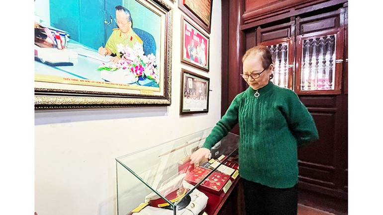 Bà Đặng Chính Giang tại nhà lưu niệm cha mình, Thiếu tướng tình báo Đặng Trần Đức. 72.jpg