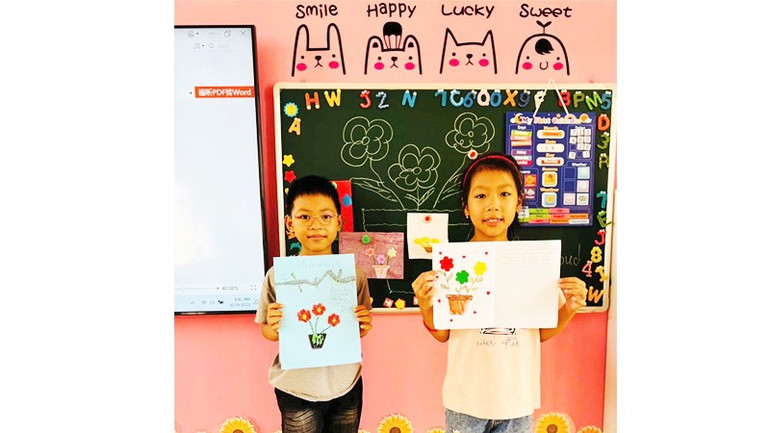 Học sinh Trường tiểu học Châu Sơn (xã Cổ Đô, Hà Nội) viết bưu thiếp bằng tiếng Anh. Ảnh: MINH TÂM 231.jpg