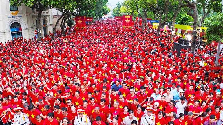 Hàng triệu trái tim trên mọi miền Tổ quốc cùng hòa chung nhịp bước chân. 43a.jpg
