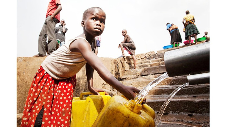 Trẻ em là nhóm đối tượng dễ bị tổn thương trong khủng hoảng nước. Ảnh: GETTY IMAGES 152.jpg