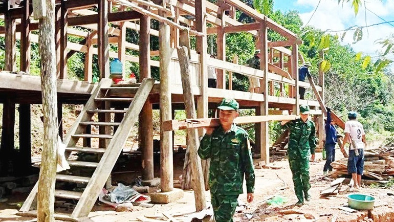 Đồn Biên phòng cùng chính quyền xã Bát Mọt (Thanh Hóa) trợ giúp người dân di chuyển nhà ở, tài sản khỏi khu vực nguy cơ cao xảy ra thiệt hại do sạt lở. 71.jpg