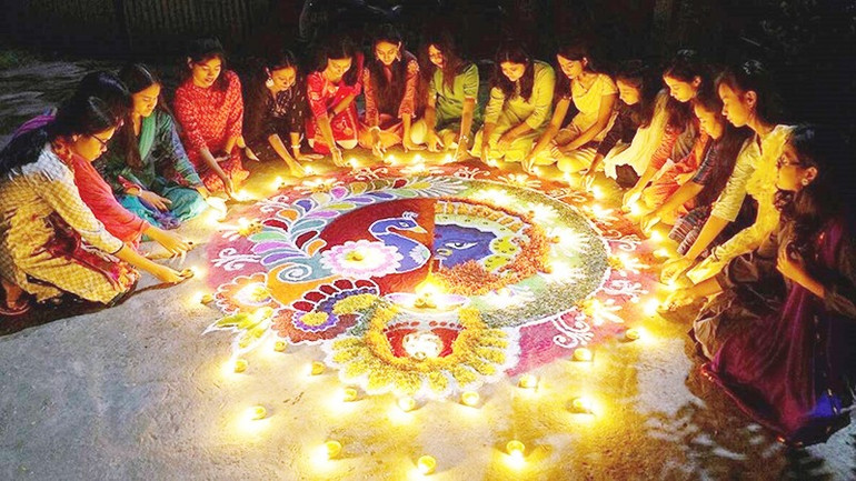 Hàng triệu cây đèn dầu đã được thắp lên trong lễ hội. Ảnh: THE HANS INDIA 152.jpg