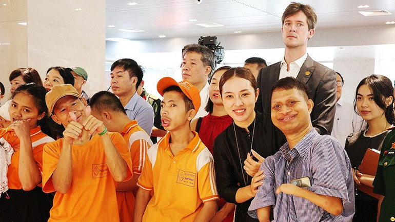 Nay Djrueng cùng các nhân vật của dự án tại buổi khai mạc triển lãm. Ảnh: K.MINH 171.jpg