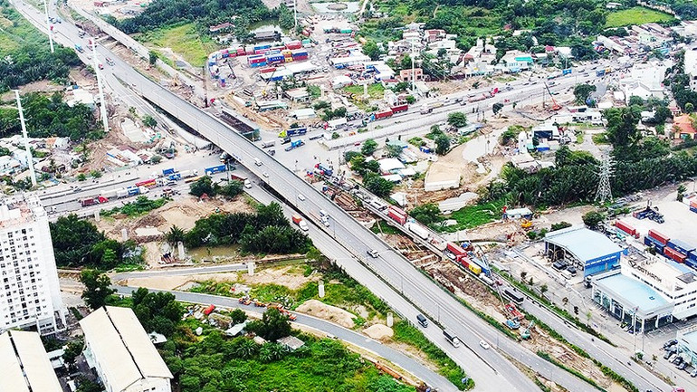Nút giao Mỹ Thủy vẫn vướng mặt bằng khiến công tác thi công chưa triển khai đồng bộ. 45.jpg