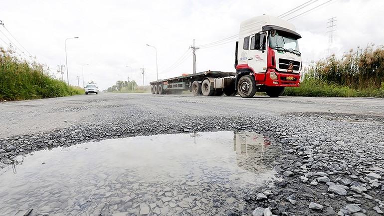 Hình ảnh ổ trâu trên đường D3 khu vực Hiệp Phước. 44.jpg