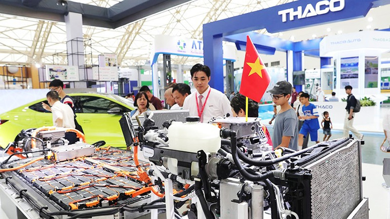 Một mẫu mô-đun pin xe ô-tô điện được giới thiệu tại triển lãm. 44.jpg