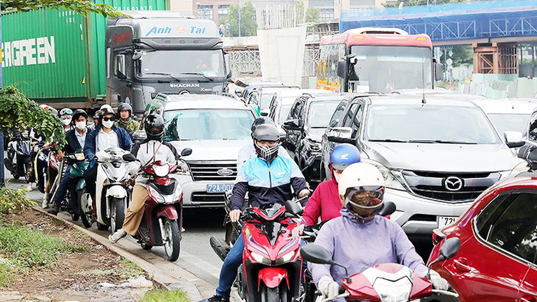Ùn tắc tại trục đường Mai Chí Thọ, Đồng Văn Cống, Võ Chí Công. 43.jpg