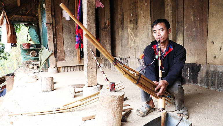 Nghệ nhân khèn Mông ở Tủa Chùa. Ảnh: ANH QUÂN 103.jpg