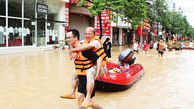 Đưa người cao tuổi tới nơi an toàn. 52.jpg