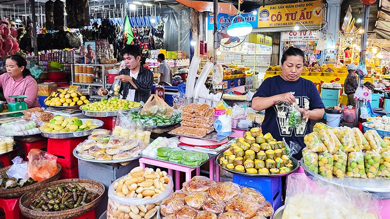 Đa số các hộ kinh doanh hoạt động trong lĩnh vực bán lẻ, dịch vụ với nguồn lực hạn chế và trình độ công nghệ còn thấp. Ảnh: Song Anh 231.jpg