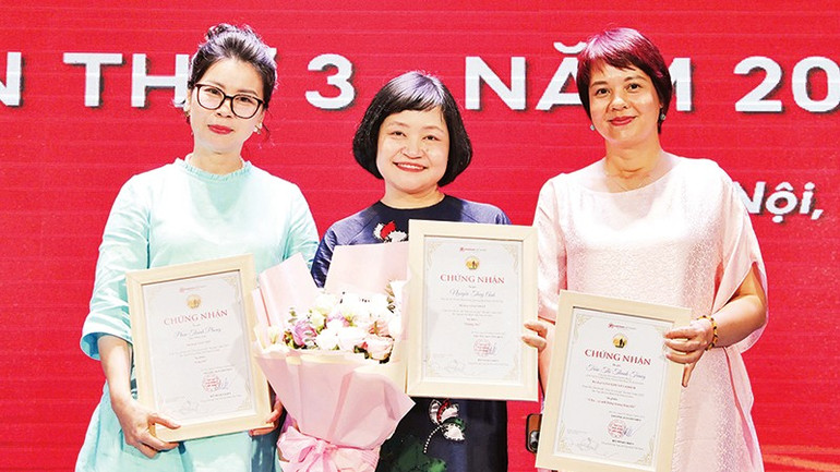 Tác giả đoạt Giải nhất (Thụy Anh giữa) cùng hai tác giả đoạt Giải nhì cuộc thi (Phan Thanh Phong bên trái, Diễm Quỳnh bên phải). 122.jpg