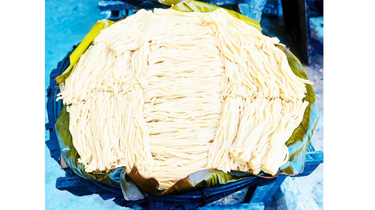 Sợi cao lầu vừa hấp xong, vàng thơm, óng ánh. 52.jpg