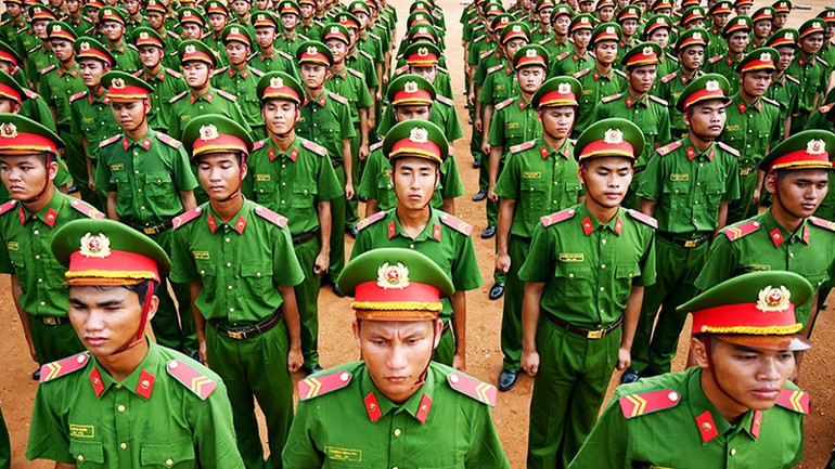 Các chiến sĩ khối đứng luyện tập trong thời tiết nắng nóng. 46.jpg
