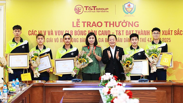Ông Đỗ Quang Hiển và Đại tá Nguyễn Thị Thúy Thanh trao thưởng cho các VĐV xuất sắc giành Huy chương vàng. 173.jpg