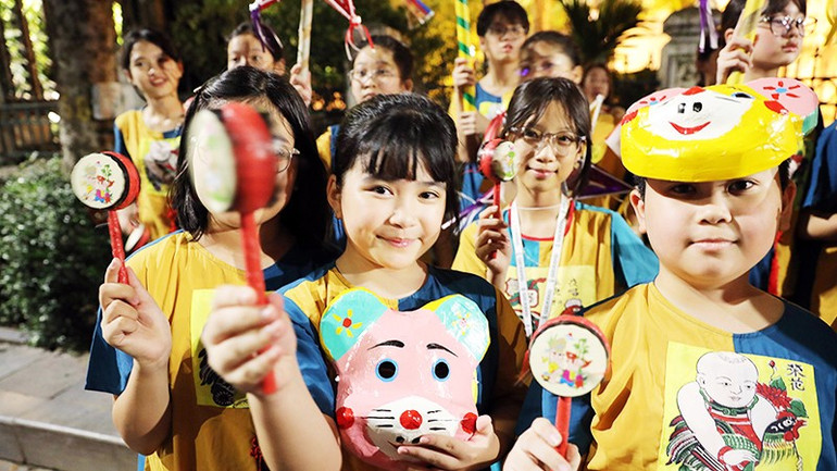 Trẻ vui với đồ chơi truyền thống. 49.jpg