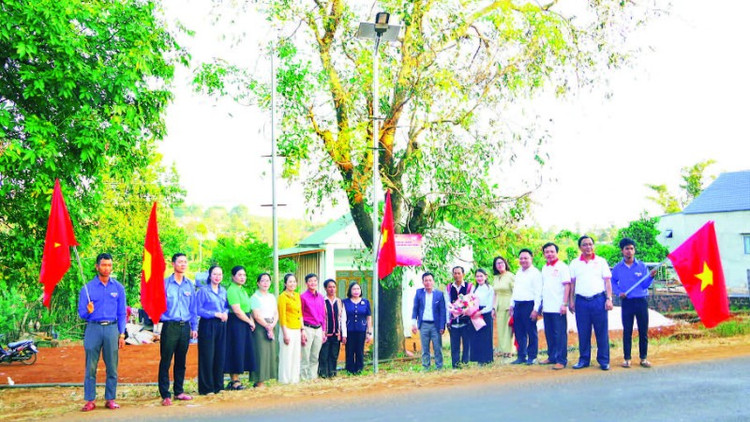 Bàn giao công trình “Điện thắp sáng vùng quê” tại xã Chư Prông.