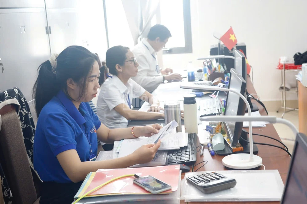 Công chức ngành kho bạc nỗ lực đẩy nhanh tiến độ để chi kinh phí tặng quà Tết Độc lập cho người dân 