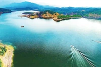 35 hòn đảo nằm ở lòng hồ Ngàn Trươi là một trong những điểm đến khác biệt ở Vườn quốc gia Vũ Quang.