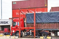 Xe đi vào hệ thống vệ sinh tự động, một sáng kiến của anh Huỳnh Văn Định.