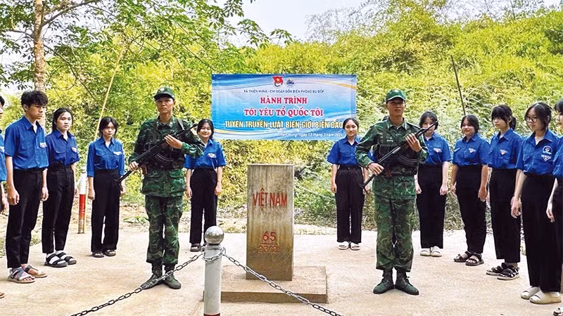 Đoàn viên, thanh niên xã Thiện Hưng tham gia chương trình "Tôi yêu Tổ quốc tôi".