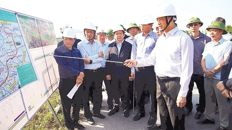 Đồng chí Nguyễn Duy Ngọc, Bí thư Thành ủy Hà Nội, kiểm tra tiến độ dự án đường Vành đai 4-Vùng Thủ đô tại tỉnh Hưng Yên.