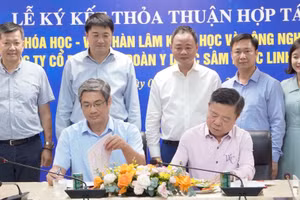 GS, TS Ngô Quốc Anh, Viện trưởng Viện Hóa học, Viện Hàn lâm Khoa học và Công nghệ Việt Nam và ông Võ Kim Cự, Chủ tịch Tập đoàn Y Dược Sâm Ngọc Linh Việt Nam ký kết thỏa thuận hợp tác.