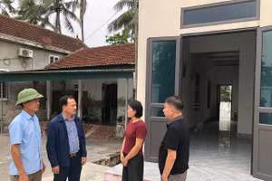 Cán bộ xã Đức Châu (Nghệ An) trao đổi với hộ nghèo được hỗ trợ xây nhà