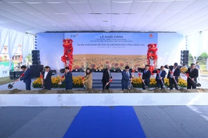 Các đại biểu thực hiện nghi thức khởi công dự án