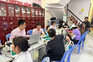 Ngân hàng Chính sách xã hội Bình Đông giải ngân cho các hộ dân, góp phần hỗ trợ giảm nghèo, giải quyết việc làm. 