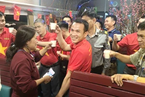 Không khí đón giao thừa vui tươi trên tàu.