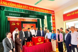 Đoàn giám sát, kiểm tra của Ủy ban Thường vụ Quốc hội và Hội đồng Bầu cử Quốc gia kiểm tra thực tế công tác chuẩn bị tại khu vực bỏ phiếu thuộc phường Nam Hoa Lư.