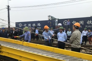 Lãnh đạo Tổng công ty Đường sắt Việt Nam thị sát tạị buổi diễn tập công tác khắc phục hậu quả bão lũ tại ga Yên Viên.