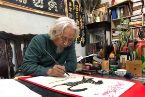 Nhà thư pháp Lê Thiên Lý viết thư pháp chữ Bính Ngọ hình linh vật ngựa.