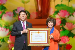 Anh hùng Lao động, Nhà sáng lập Tập đoàn TH Thái Hương đón nhận danh hiệu Anh hùng Lao động do Chủ tịch nước trao tặng cho tập thể Tập đoàn TH, với đại diện hạt nhân là Công ty Cổ phần Thực phẩm sữa TH.