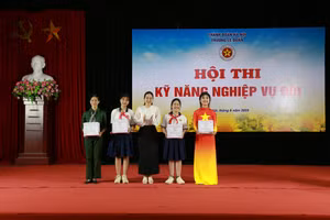 Hiệu trưởng Trường Lê Duẩn Nguyễn Thị Mai Hương trao giải Hội thi Kỹ năng nghiệp vụ Đội