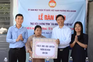 Bàn giao nhà trong Chương trình xóa nhà tạm, nhà dột nát.