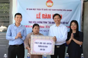 Bàn giao nhà trong Chương trình xóa nhà tạm, nhà dột nát.