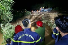 Công an và người dân địa phương dùng dây, áo phao, căng dây vượt suối để tiếp cận hiện trường.