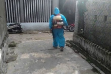 Cơ quan chức năng tiến hành khử khuẩn khu vực phát hiện lợn có dấu hiệu bất thường.