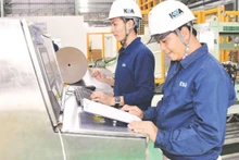 Bà Rịa-Vũng Tàu thu hút các dự án công nghệ cao, thân thiện với môi trường. Trong ảnh: Kỹ sư làm việc tại Nhà máy KOA, Khu công nghiệp chuyên sâu Phú Mỹ 3.
