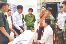 Đại tá Lê Văn Vỹ (áo trắng, bên trái), Chỉ huy trưởng Bộ Chỉ huy Bộ đội Biên phòng tỉnh Tây Ninh, truy xét nóng một nghi phạm buôn bán, vận chuyển ma túy.