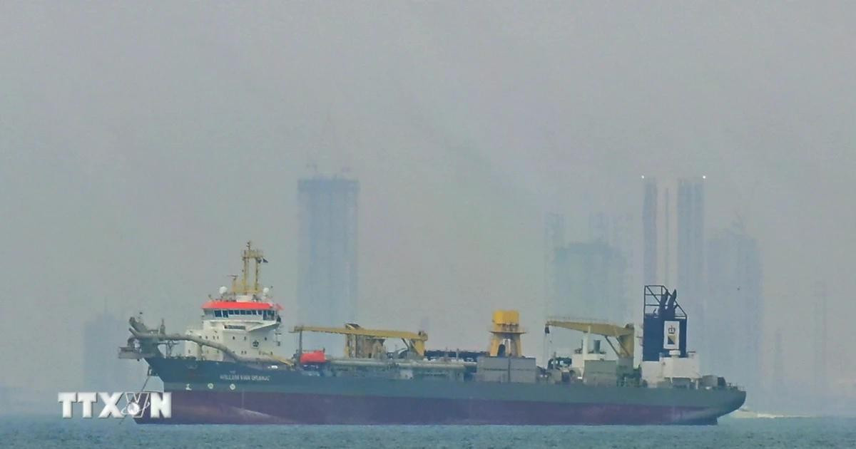 Tàu chở hàng thả neo ngoài khơi bờ biển Các tiểu vương quốc Arab Thống nhất (UAE) do tuyến đường hàng hải bị gián đoạn ở eo biển Hormuz khi xung đột bùng phát giữa Mỹ-Israel và Iran. (Ảnh: Anadolu Agency/TTXVN) 