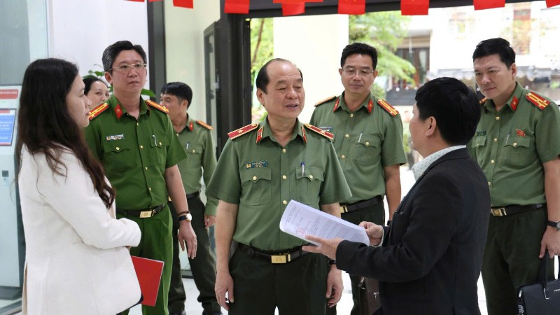 Thiếu tướng Nguyễn Hữu Hợp và Đoàn công tác kiểm tra công tác bảo đảm an ninh, trật tự tại địa điểm bầu cử trên địa bàn phường Hải Châu.