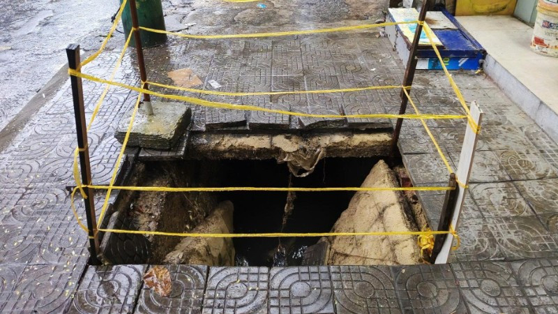 Hiện trường nơi vỉa hè sụp xuống tạo hố sâu.