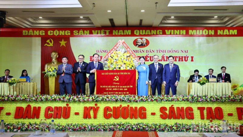 Phó Bí thư Thường trực Tỉnh ủy Đồng Nai Tôn Ngọc Hạnh tặng bức trướng của Ban Chấp hành Đảng bộ tỉnh tặng đại hội.
