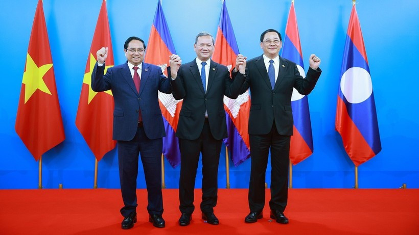 Trong khuôn khổ Cuộc gặp cấp cao giữa ba Đảng: Đảng Nhân dân Campuchia; Đảng Cộng sản Việt Nam và Đảng Nhân dân Cách mạng Lào diễn ra tại Phnom Penh (Campuchia), chiều 6/2/2026, diễn ra cuộc gặp giữa Thủ tướng Phạm Minh Chính và Thủ tướng Vương quốc Campuchia Hun Manet cùng Thủ tướng Lào Sonexay Siphandone. (Ảnh: Dương Giang-TTXVN)