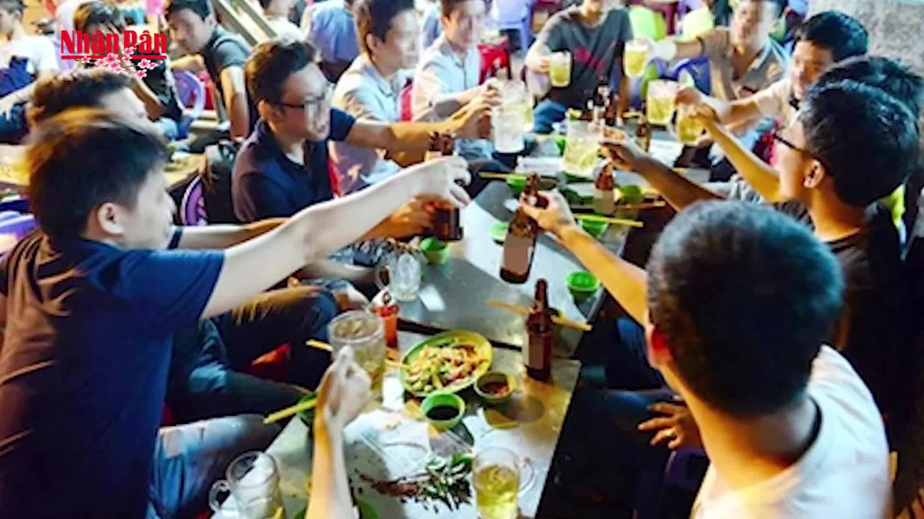 [Video] Lạm dụng rượu bia dịp Tết: Nguy cơ sức khỏe và tai nạn giao thông