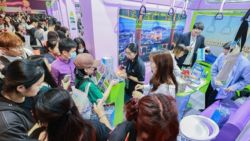 Các gian hàng tại Korea Travel Festa 2025 thu hút đông đảo khách tham gia. (Ảnh: KTO) dong-6690.jpg